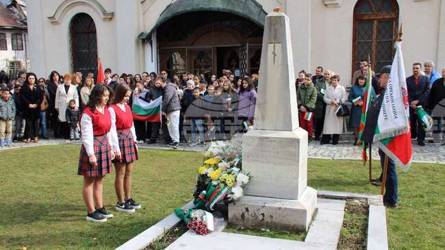 С молебен, рецитал и поднасяне на венци и цветя в Тетевен бе отбелязан националният празник на България