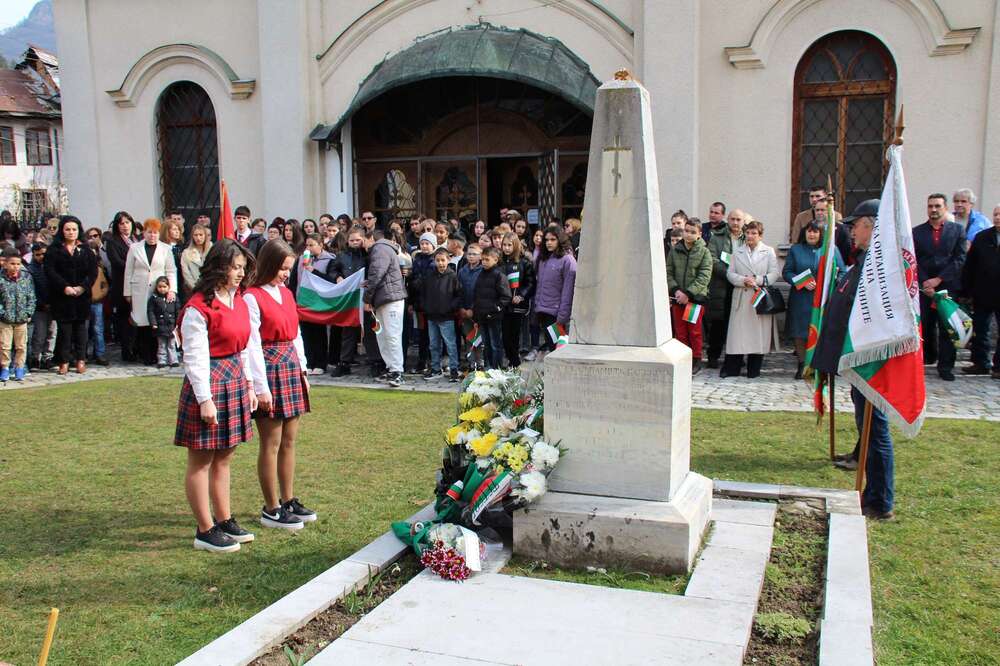 С молебен, рецитал и поднасяне на венци и цветя в Тетевен бе отбелязан националният празник на България