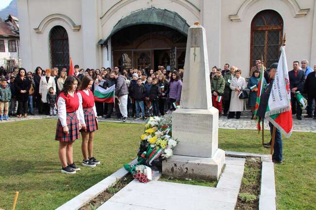 С молебен, рецитал и поднасяне на венци и цветя в Тетевен бе отбелязан националният празник на България