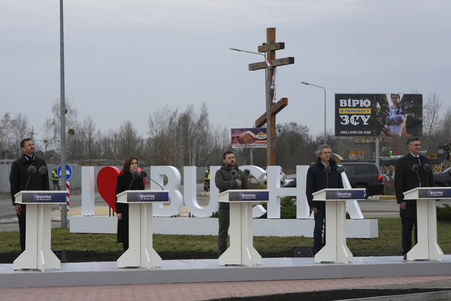 Президентът на Украйна Володимир Зеленски посети днес Буча заедно с лидерите на четири страни от Централна и Източна Европа