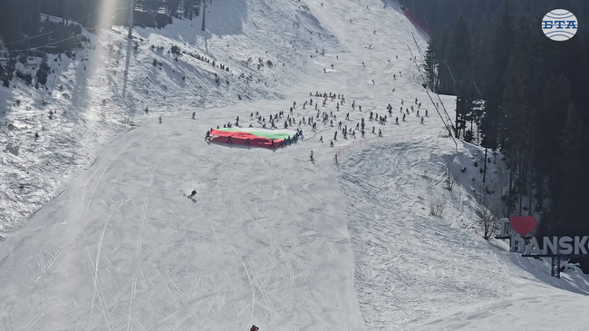 Със спускане с националния флаг по пистите под Тодорка жители и гости на Банско отбелязаха Трети март