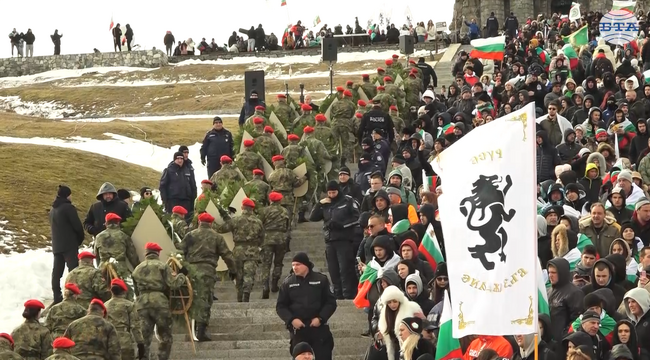 С тържествена церемония край Паметника на свободата на връх Шипка беше отбелязан националният празник на Република България