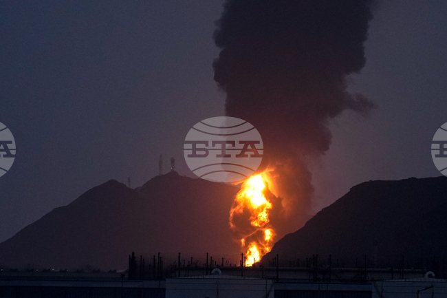 Някои операции по товарене на петрол в емирство Фуджейра, ОАЕ, са спрени след пожар