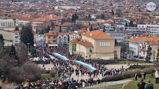 Със 110-метров български трибагреник за трета поредна година Панагюрище отбеляза националния празник