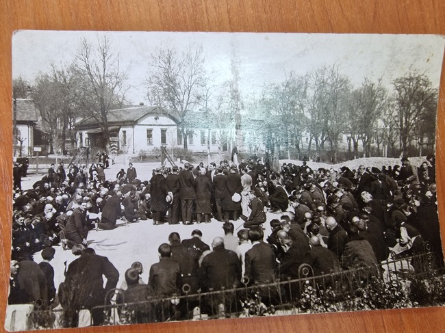 Снимка от личния архив на предприемача Тако Симов разказва за молебен в центъра на Перник, отслужен на 3 март 1928 г.