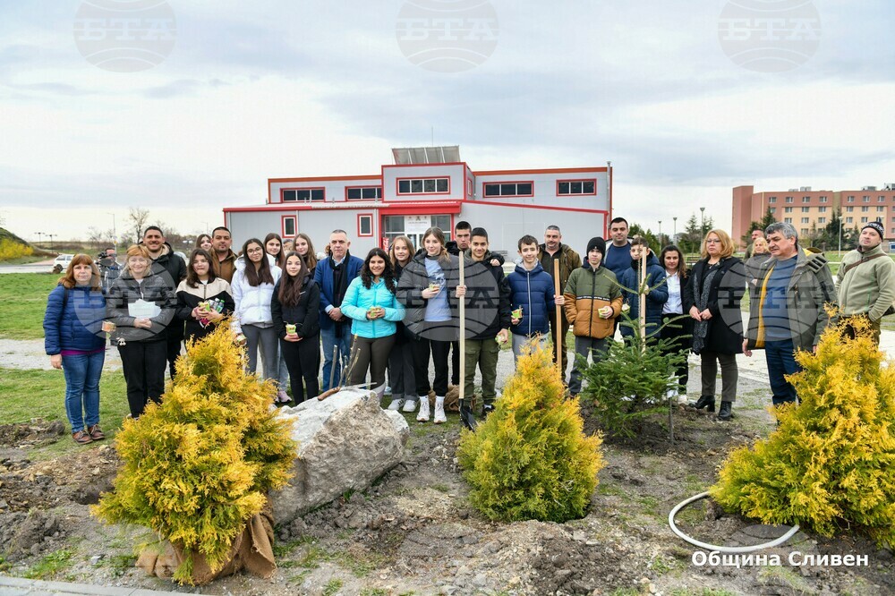 Със залесяване на фиданки в парк "Юнак" започнаха инициативите на ЮИДП-Сливен по повод Седмицата на гората
