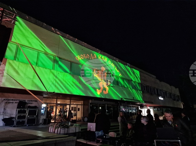 С шествие и концерт на ансамбъл "Чинари" Самоков отбеляза националния празник на България