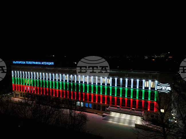 По случай 3 март фасадата на БТА е осветена в цветовете на българския трибагреник