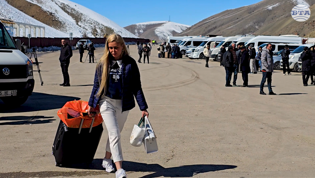 Иранци продължават да пристигат в Турция през граничния пункт „Капъкьой“ в окръг Ван, видя на място кореспондентът на БТА