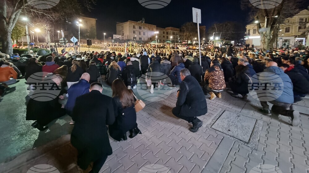 С тържествена заря-проверка пред Паметника на загиналите във войните шуменци завърши отбелязването на Трети март в областния град