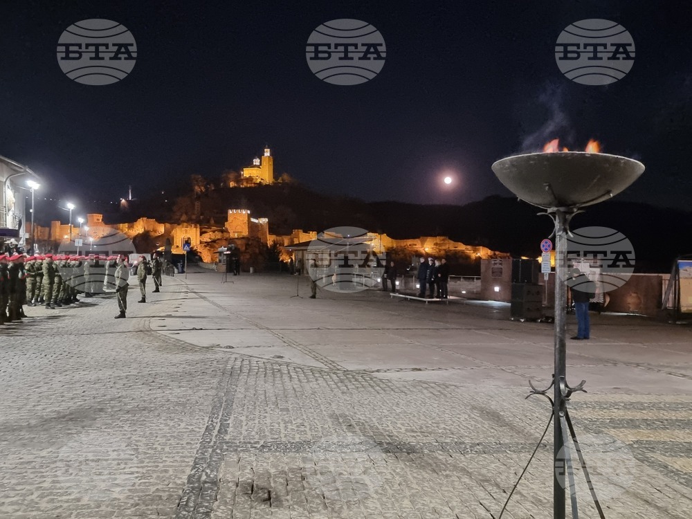 С тържествена заря-проверка във Велико Търново завършиха тържествата, посветени на 148 години от Освобождението на България