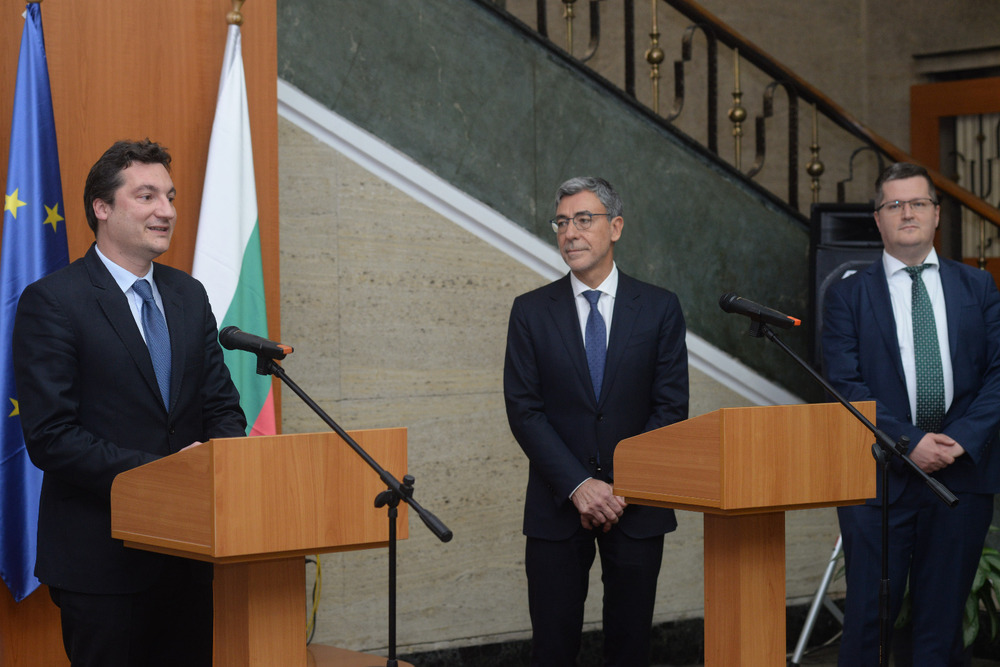 Министерство на правосъдието: Шампионите в международна класация за състезания по право от Софийския университет бяха отличени от Крум Зарков