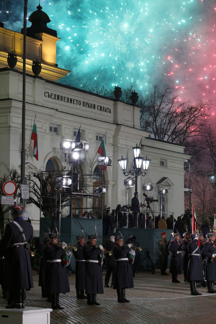 Председателят на Народното събрание Рая Назарян и народни представители присъстваха на тържествената заря-проверка в столицата по повод Националния празник на България – 3 март