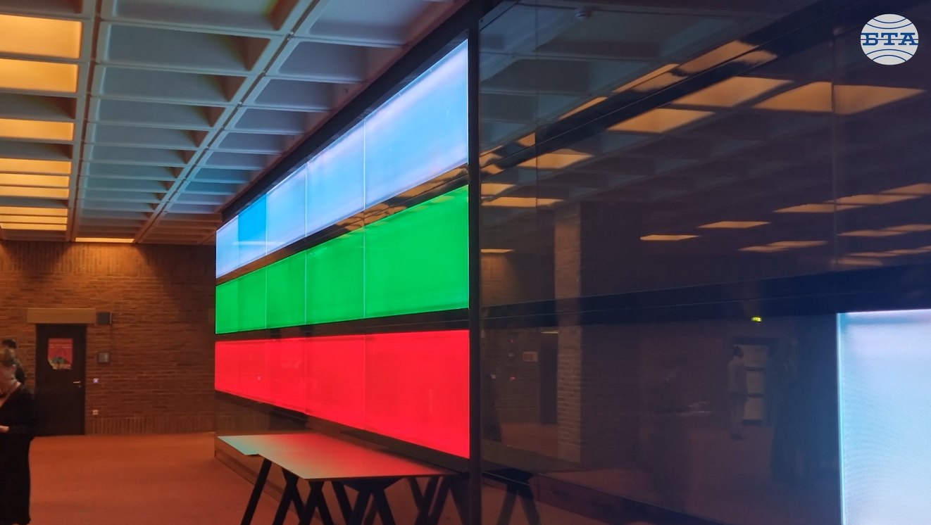 Фоайето на Дома на културата Gasteig в Мюнхен е осветено в цветовете на българското знаме по случай националния празник на България