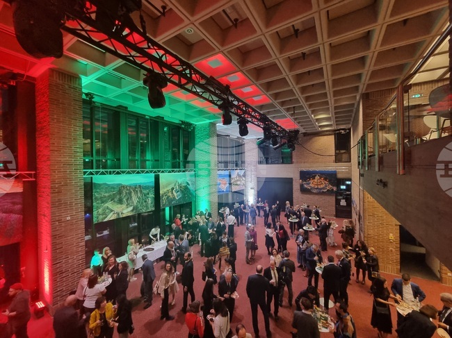 Домът на културата „Gasteig“ в Мюнхен "грейна" в цветовете на българското знаме по случай националния празник на България