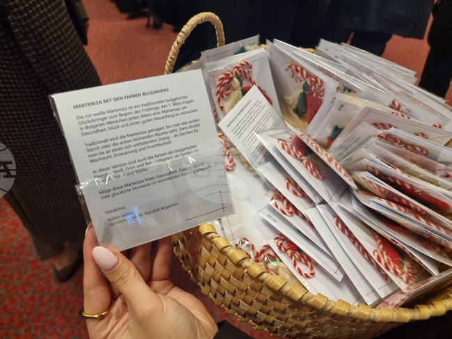 Ръчно изработени мартеници получиха гостите на концерта по случай Трети март, организиран от Генералното консулство на България в Мюнхен