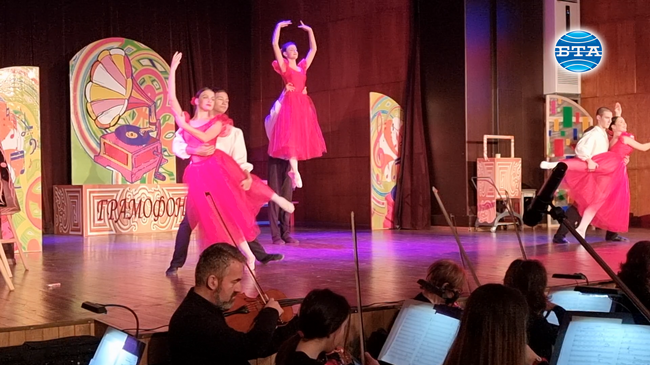 „Грамофонът“ разказва приказка в танци и музика на плевенските деца