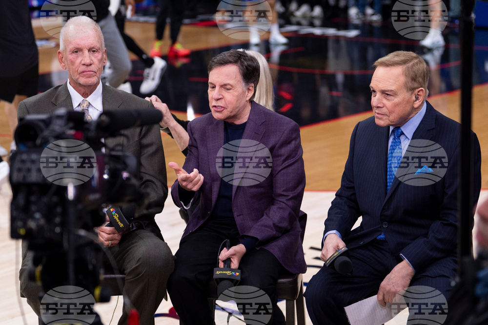 Spurs 76ers Basketball