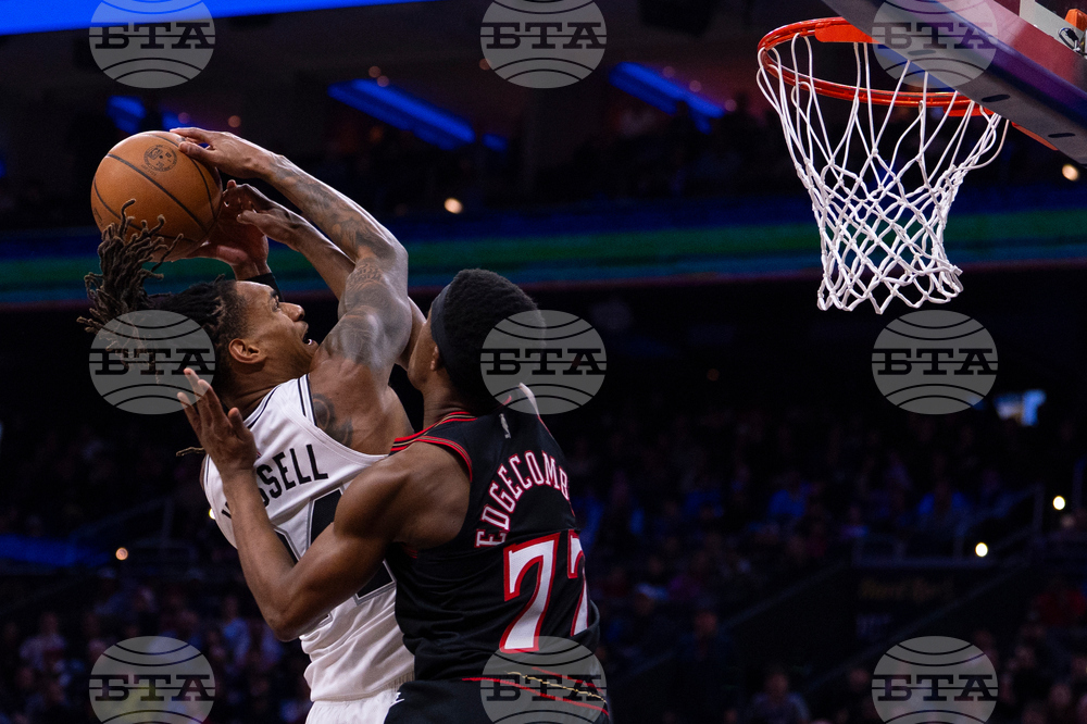 Spurs 76ers Basketball