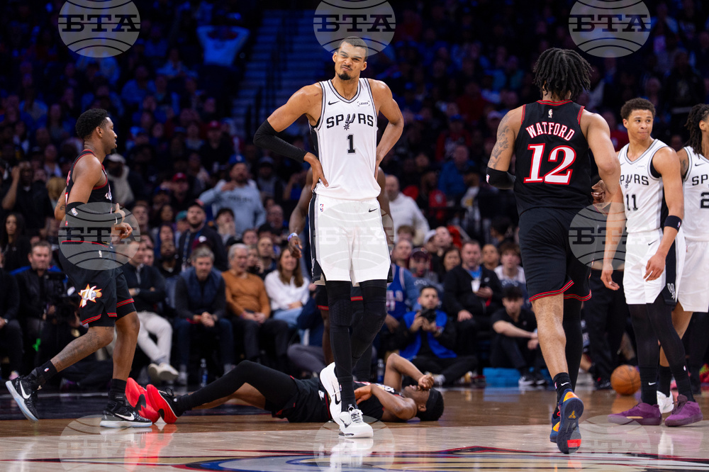 Spurs 76ers Basketball