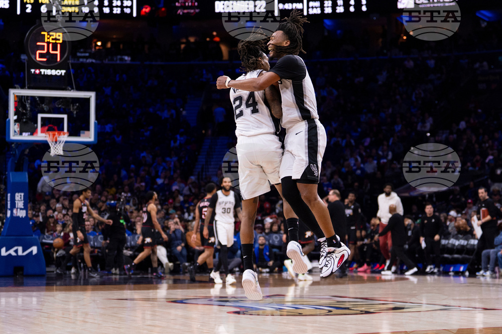 Spurs 76ers Basketball