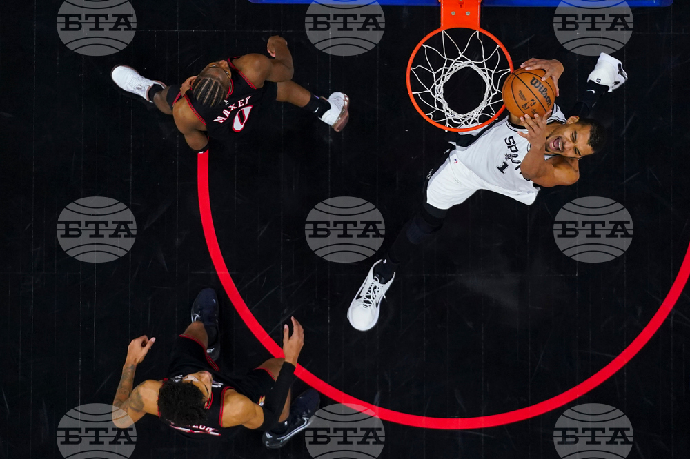 Spurs 76ers Basketball