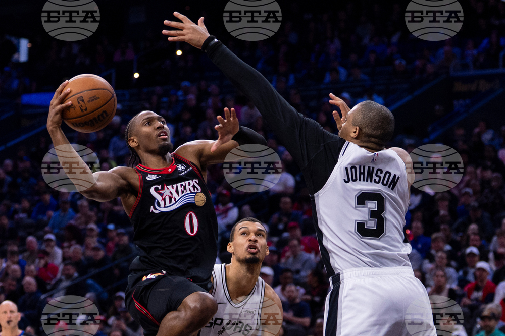 Spurs 76ers Basketball