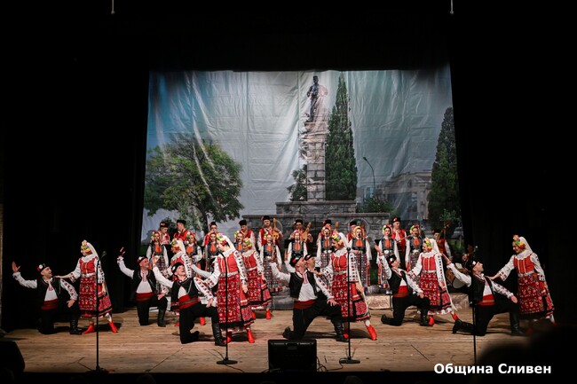 Община Сливен: С концерт на сливенския фолклорен ансамбъл приключиха честванията по повод Трети март