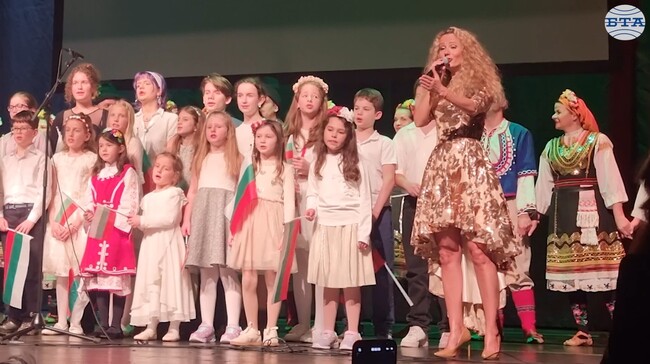 Ученици от двете български училища в Мюнхен изпяха заедно с Деси Добрева песните "Моя страна, моя България" и "Я кажи ми, облаче ле бяло"