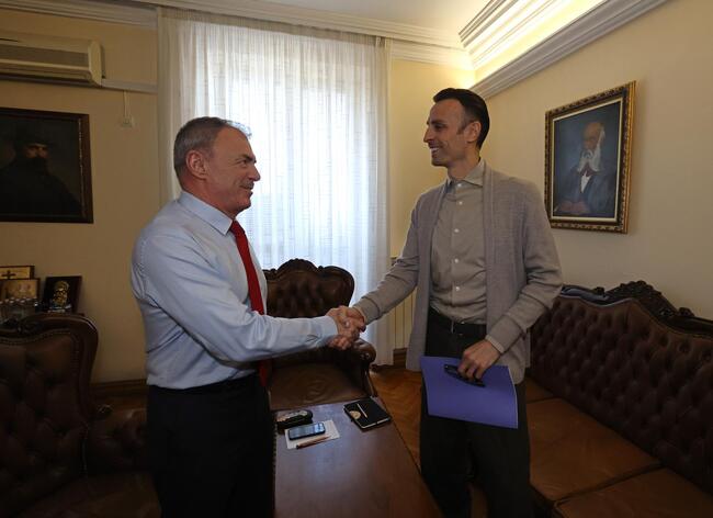 Физкултурните салони в училищата да останат отворени след учебните часове обсъдиха Димитър Бербатов и служебният министър на образованието