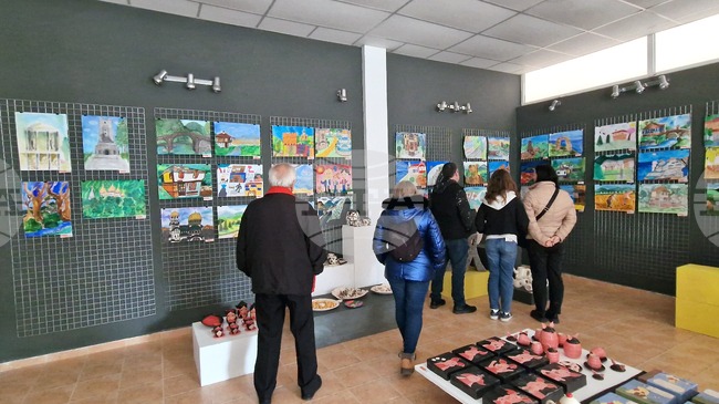 Изложба с рисунки от националния конкурс „Пейзаж от моята България“ е подредена в галерията на Художественото училище в Троян