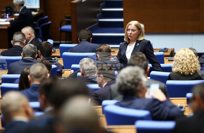 Лицата, ненавършили 16 години, да получават същата защита при сексуални престъпления като тези до 14 години, реши на второ четене парламентът