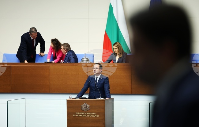 Семейството на "Възраждане" загуби един от членовете си, а България – един от синовете си, каза Цончо Ганев в памет на починалия депутат Славчо Крумов