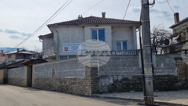 Трима мъже са задържани в котленското село Градец за щети и заплахи към съседи