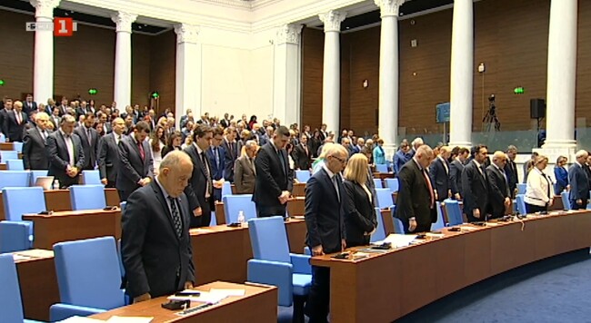 С едноминутно мълчание в памет на депутата от „Възраждане“ Славчо Крумов започна днешното пленарно заседание