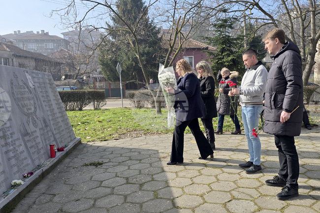 Свищов - почитат паметта на загиналите от земетресението през 1977 г.