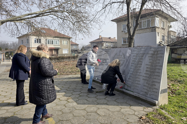 Почетоха паметта на жертвите от разрушителното земетресение през 1977 г. в Свищов