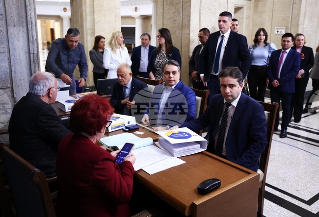 Коалиция „Продължаваме Промяната – Демократична България“ се регистрира в ЦИК за участие в предсрочните избори на 19 април