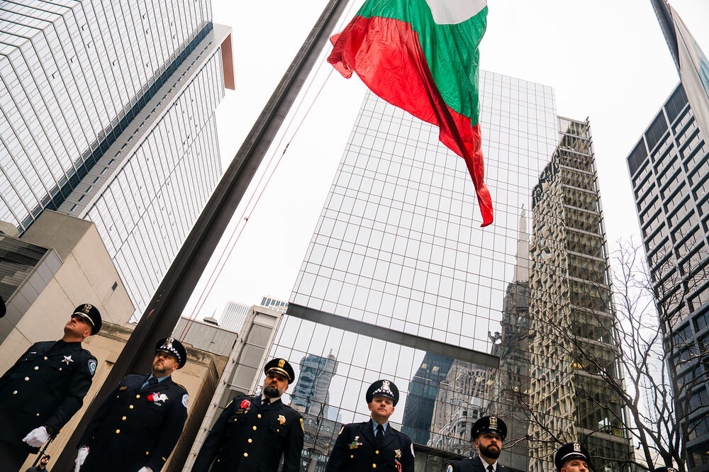 Българският трибагреник бе издигнат на площада „Дейли Плаза“ в Чикаго 