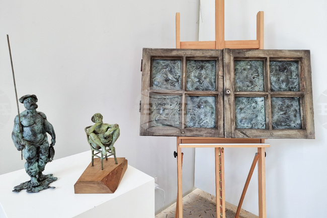 Удоволствието от работата за художника е в създаването на уникати, смята проф. Димитър Рашков