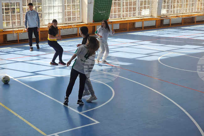 Отбори на момичета и девойки от 22 училища в област Разград се надпреварват в турнир по мини футбол за Международния ден на жената