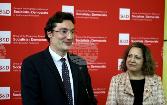 За българите, които търсят алтернатива на консерваторите и екстремистите, отговорът е Крум Зарков, каза председателят на социалистите в ЕП