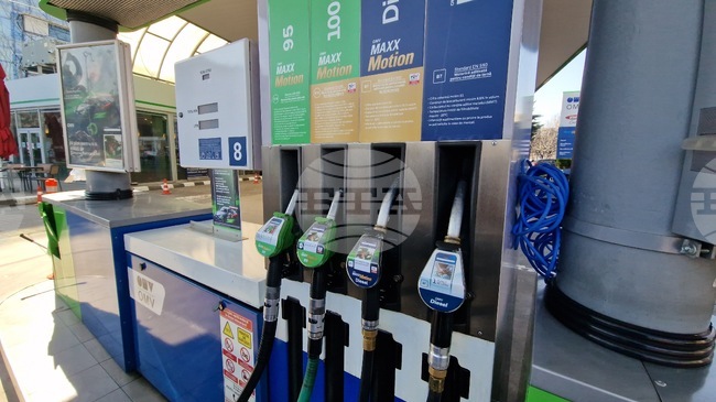 Какви мерки прилагат балканските държави, за да се справят със скока на цените на петрола? 