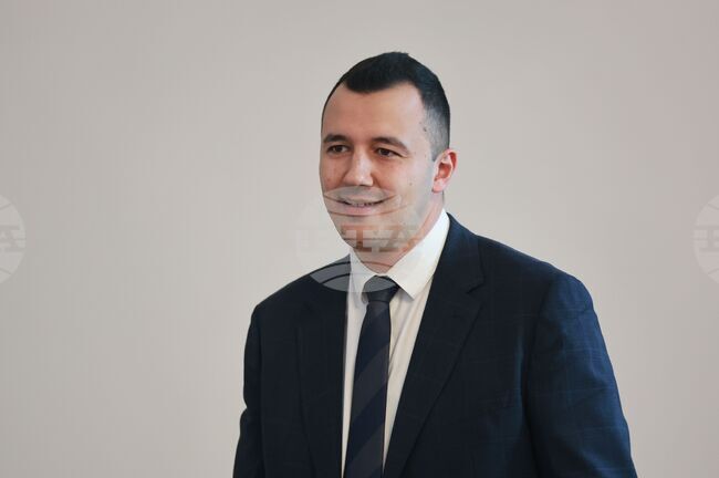 Не може служебно правителство и отиващ си парламент да вземат геополитически завой за държавата, каза Габриел Вълков от БСП за Борда за мир