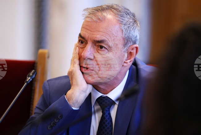 В моя екип са заместник-министрите - д-р Емилия Лазарова, Наталия Михалевска и акад. Николай Витанов, каза образователният министър Сергей Игнатов