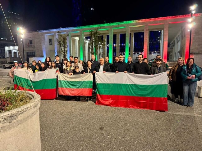 Две сгради в центъра на Тирана, Албания, бяха осветени в цветовете на българското знаме по случай националния празник на България