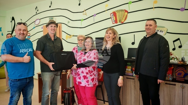 Дневен център за деца и младежи с увреждания получи дарение, което ще помага деца с невъзможност за вербална комуникация