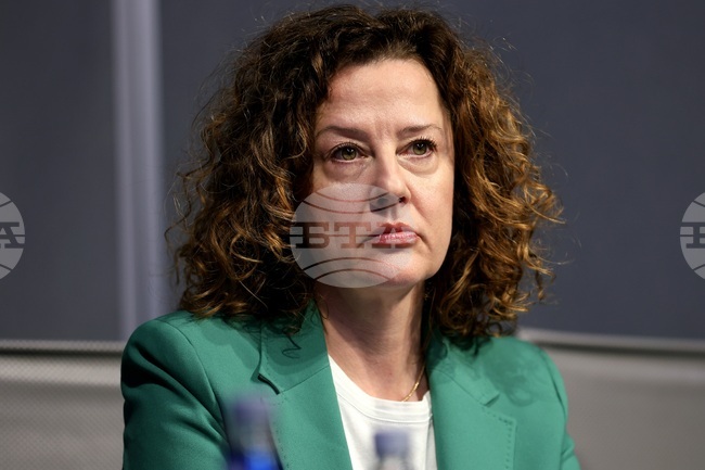 Правителственият самолет пътува за Абу Даби, а друг, нает от правителството - за Дубай, каза директорът на Ситуационния център към МВнР