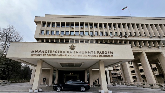 Работи се по организацията на следващ полет до Обединените арабски емирства, който да излети възможно най-скоро, съобщиха от МВнР