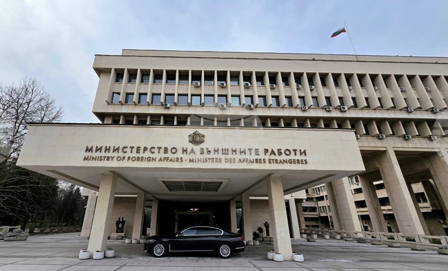 Работи се по организацията на следващ полет до Обединените арабски емирства, който да излети възможно най-скоро, съобщиха от МВнР